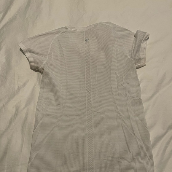 White Lululemon Size 8 Swiftly Tech Short Sleeve - Picture 3 of 3